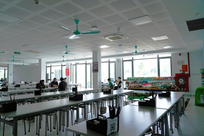 Các tiện ích thiết yếu quanh khu vực ký túc xá, gồm nhà ăn, cửa hàng tiện ích, siêu thị mini và dịch vụ giặt sấy. Giá một suất cơm, bún hoặc phở dao động 30.000-45.000 đồng, phù hợp với nhu cầu chi tiêu của sinh viên.