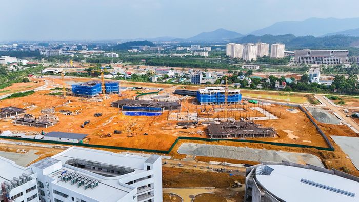 Cùng với đó, Khu giảng đường và hạ tầng kỹ thuật Viện - Trung tâm nghiên cứu VNC2 đang được đẩy nhanh tiến độ thi công. Khi hoàn thành, công trình sẽ bổ sung không gian đào tạo, nghiên cứu khoa học và đổi mới sáng tạo cho toàn khu đô thị đại học.