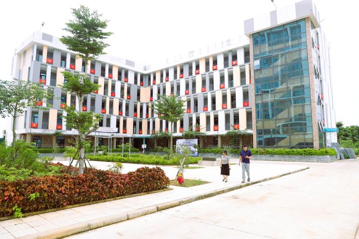 Một khu ký túc xá trong khuôn viên khu đô thị Đại học Quốc gia Hà Nội. Tòa nhà 11 tầng đáp ứng nhu cầu khoảng 5.000 sinh viên.