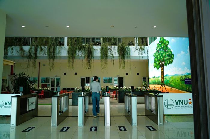 Không gian sảnh tại Đại học Quốc gia Hà Nội được bố trí khang trang, với hệ thống kiểm soát ra vào tự động.
