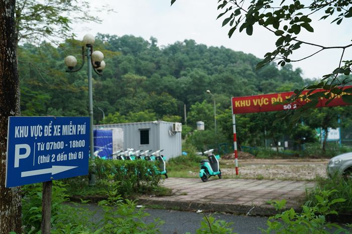 Hạ tầng giao thông nội khu và kết nối với trung tâm Hà Nội đang dần hoàn thiện. Sinh viên có thể sử dụng các tuyến xe buýt kết nối từ nội đô, xe buýt điện và xe đạp điện phục vụ việc di chuyển trong khu đô thị.