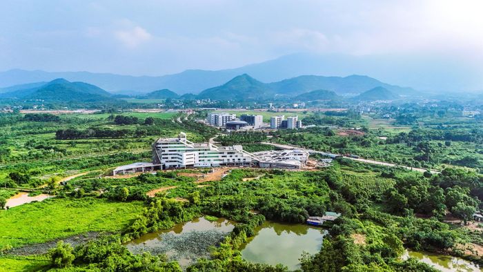 Bên cạnh các công trình đào tạo, hệ thống nghiên cứu và học liệu cũng đang dần hình thành. Nổi bật là dự án Trung tâm Thư viện và Tri thức số được xây dựng trên diện tích 2ha, thiết kế theo triết lý “Xanh - Thông minh - Số hóa - Nhân văn”. Công trình ứng dụng nhiều công nghệ hiện đại như AI, Big Data, IoT và hệ thống tự động hóa trong quản lý, vận hành. Khi đi vào hoạt động, trung tâm dự kiến phục vụ từ 30.000 - 50.000 sinh viên, giảng viên và nhà nghiên cứu.