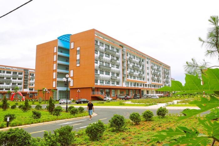 Cách đây 3 năm, khuôn viên chỉ có một khu giảng đường chính gồm 2 tòa nhà, đến nay đã hình thành 6 khu giảng đường dành cho 11 trường trực thuộc. Một khu giảng đường khác dự kiến được hoàn thiện và đưa vào khai thác từ học kỳ II tới, tiếp tục mở rộng năng lực phục vụ đào tạo tại Hòa Lạc.