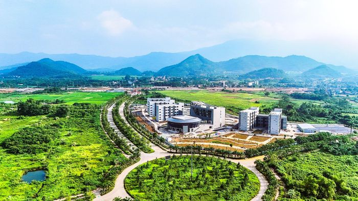 Công trình Trường Đại học Công nghệ (ĐHQGHN) được xây dựng trên khu đất rộng 5,87ha, gồm 5 khối nhà cao từ 2 - 5 tầng, với tổng diện tích sàn hơn 35.000m². Đây là một trong những đơn vị đào tạo dẫn đầu việc chuyển lên cơ sở Hòa Lạc trong năm học 2026-2027, với 4.020 tân sinh viên năm nhất. Theo kế hoạch, đến năm 2029, toàn bộ sinh viên của trường, bao gồm cả học viên sau đại học sẽ chuyển lên Hòa Lạc học tập.