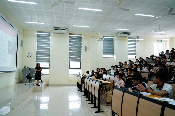 Các phòng học được thiết kế theo hướng hiện đại, rộng rãi, có điều hòa, quạt và các thiết bị phục vụ dạy - học.