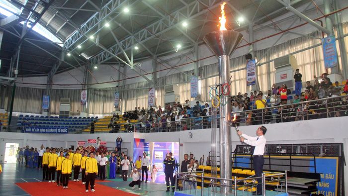 Ông Hồ Thanh Thủy, Phó Bí thư Tỉnh ủy, Chủ tịch Ủy ban MTTQ Việt Nam tỉnh Cà Mau thực hiện nghi thức thắp lửa truyền thống.