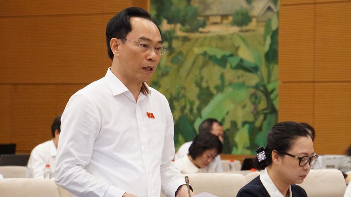 Bộ trưởng Hoàng Minh Sơn báo cáo tại Phiên giải trình. Ảnh: Văn Duẩn.