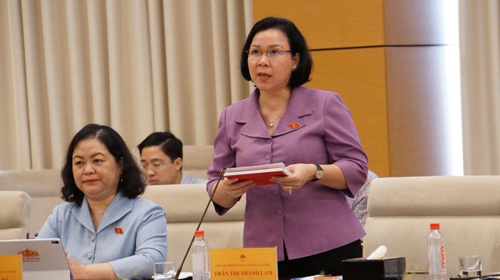 Các đại biểu Quốc hội tham gia đặt câu hỏi đối với Bộ trưởng Giáo dục và Đào tạo Hoàng Minh Sơn tại Phiên giải trình. Ảnh: Văn Duẩn.