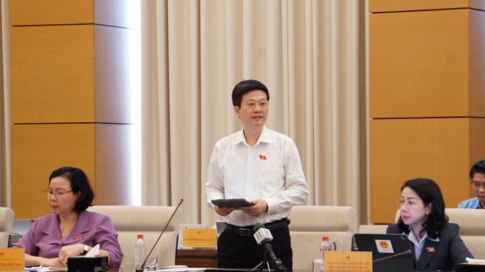 ĐBQH Đỗ Chí Nghĩa, Ủy viên là đại biểu Quốc hội hoạt động chuyên trách tại Ủy ban Văn hóa và Xã hội của Quốc hội nêu câu hỏi tại phiên giải trình. Ảnh: Văn Duẩn.