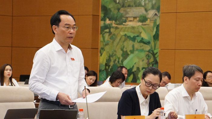 Bộ trưởng Bộ Giáo dục và Đào tạo Hoàng Minh Sơn giải trình nhiều vấn đề nóng liên quan giáo dục và đào tạo sáng 20/9. Ảnh: Văn Duẩn.