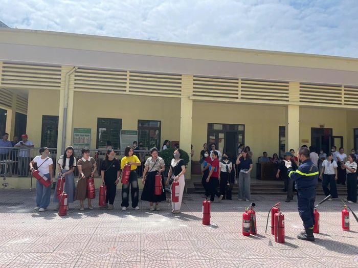 Cán bộ, giáo viên các trường học tại xã Phù Đổng thực hành kỹ năng phòng cháy, chữa cháy và cứu nạn, cứu hộ.