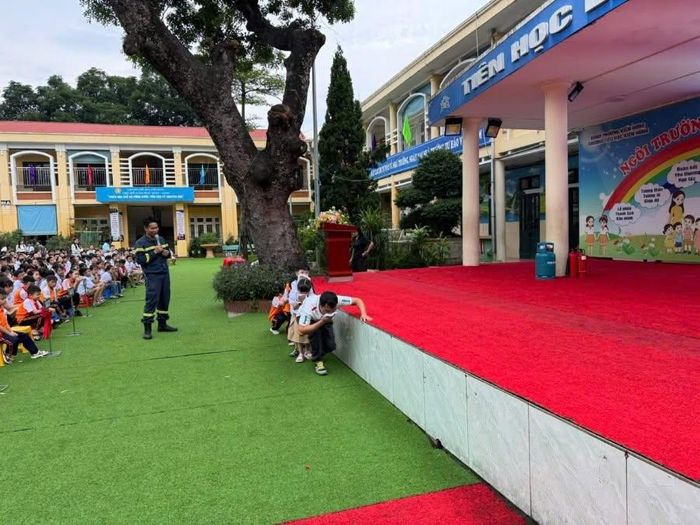 Giáo viên, học sinh Trường Tiểu học Kiến Hưng (phường Kiến Hưng) thực hành kỹ năng thoát nạn, xử lý tình huống cháy, nổ.