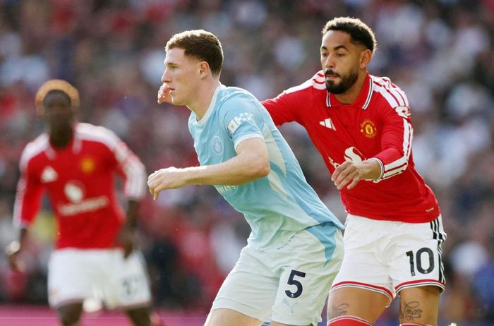Man United (áo đỏ) đang chơi không tốt ở mùa giải 2026-2027. 