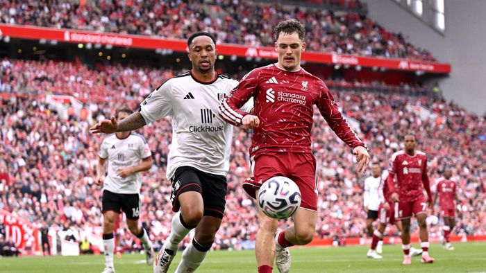 Liverpool (áo đỏ) khởi đầu không tốt tại Ngoại hạng Anh 2026-2027. 