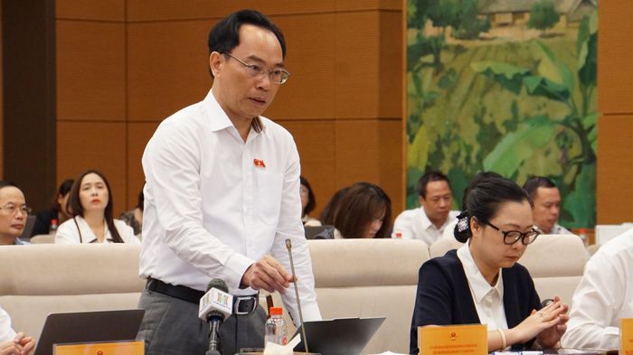 Bộ trưởng Hoàng Minh Sơn giải trình các vấn đề mà đại biểu nêu. Ảnh: Văn Duẩn.