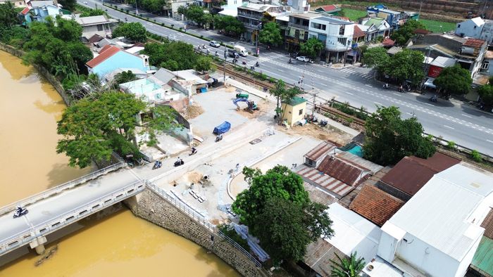 Theo ông Lê Thành Bắc, Phó giám đốc Ban QLDA Chương trình phát triển các đô thị loại II, sau khi hoàn thành giải phóng mặt bằng, nhà thầu đang triển khai thi công cuốn chiếu và dự kiến sẽ hoàn thành đường dẫn và bãi đỗ xe ở phía đường Lê Duẩn vào ngày 30/10 tới.