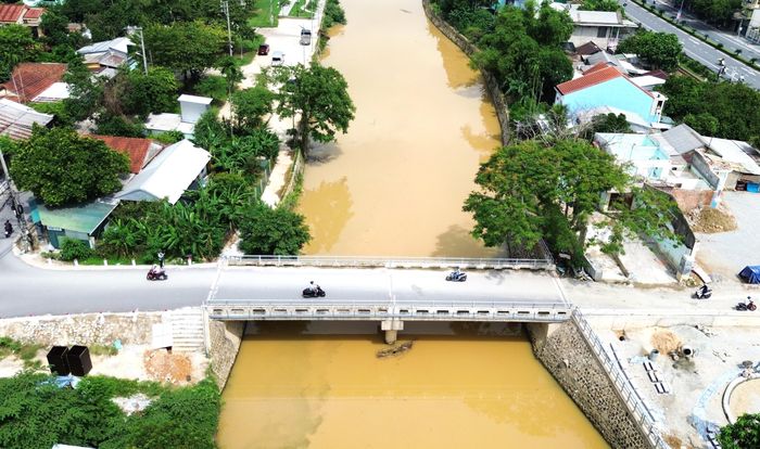 Sau thời gian thi công, phần cầu và đường dẫn phía đường Phạm Thị Liên đã hoàn thành. Riêng đoạn đường dẫn phía đường Lê Duẩn vẫn còn ngổn ngang, dang dở.