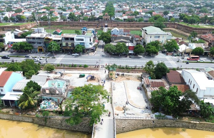 Ông Văn Viết Thành, đại diện đơn vị thi công liên danh Công ty Cổ phần Xây dựng Thủy lợi Thừa Thiên Huế và Công ty Cầu 1 Thăng Long cho biết, ngay sau khi được bàn giao mặt bằng, đơn vị sẽ khẩn trương cử nhân lực, phương tiện vào thi công ngay, phấn đấu sớm hoàn thiện công trình để đưa vào phục vụ người dân.