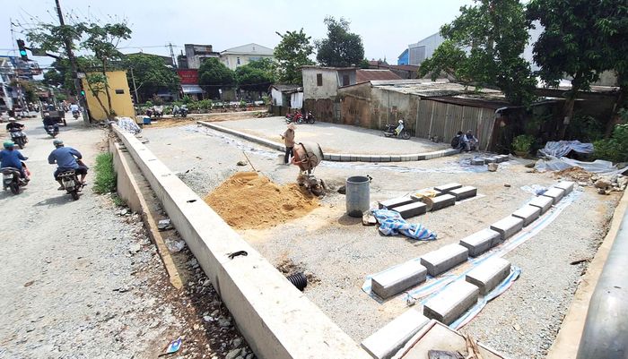 Ban QLDA Đầu tư xây dựng khu vực 1 đã phối hợp với UBND phường Xuân Phú đã bàn giao cho chủ đầu tư dự án 4/5 thửa đất đã giải phóng mặt bằng để thực hiện thi công công trình. Còn hộ ông Trương Đình Bình đến nay đã đồng ý di chuyển tài sản để bàn giao đất cho nhà thầu thi công.