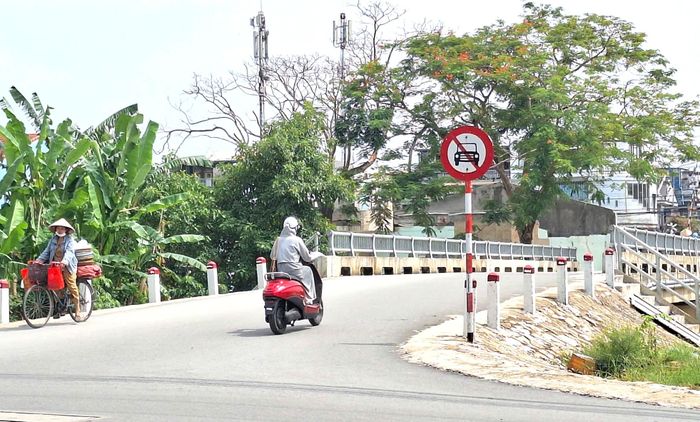 Cầu Vạn Xuân có chiều dài gần 40m, mặt cầu rộng 6,5m. Công trình khởi công ngày 16/4/2022 và dự kiến hoàn thành trước ngày 30/6/2025. Tuy nhiên, do vướng mặt bằng khiến dự án kéo dài đến nay. 