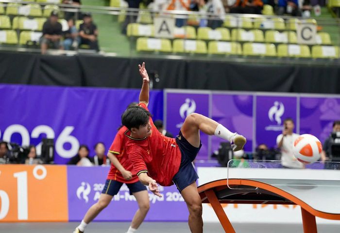 VĐV Nguyễn Hoàng Minh Tân và Trịnh Gia Nghi giành Huy chương Đồng nội dung đôi nam nữ teqball (Ảnh: TN). 