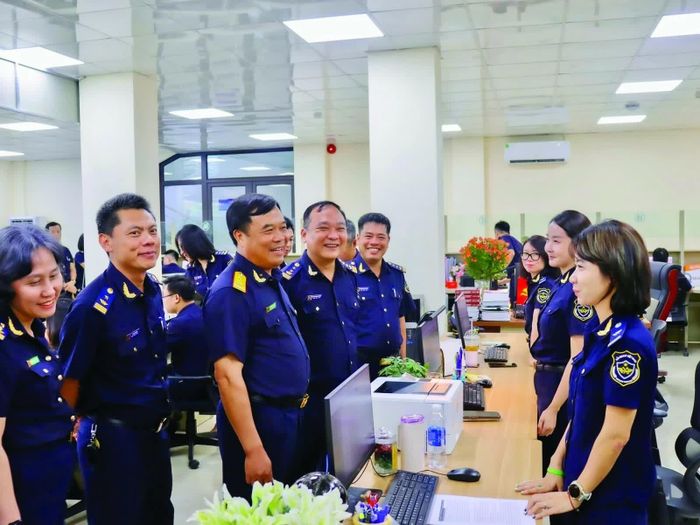 Cục trưởng Cục Hải quan Nguyễn Văn Thọ (thứ 3, từ trái sang) kiểm tra thực tế việc thông quan tập trung tại Hải Phòng. Ảnh: CTVHQ
