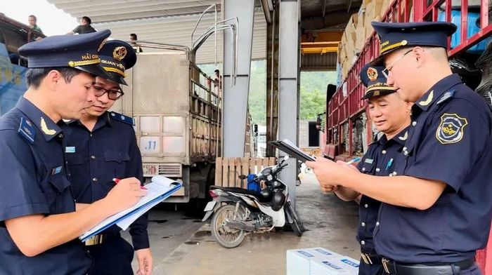 Công chức Hải quan CKQT Hữu Nghị, Chi cục Hải quan khu vực VI làm thủ tục cho hàng hoá xuất nhập khẩu. Ảnh: Quang Huy