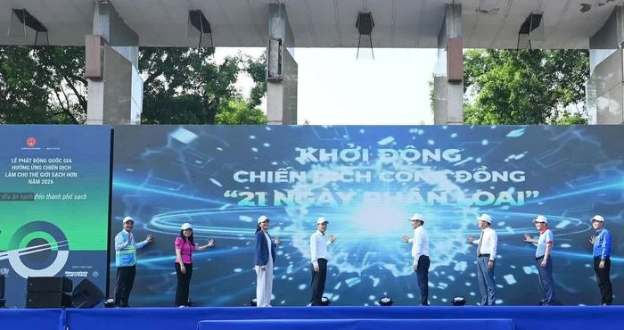 Các đại biểu thực hiện nghi thức nhấn nút khởi động Chiến dịch cộng đồng “21 ngày phân loại”. Ảnh: Nguyên Phương