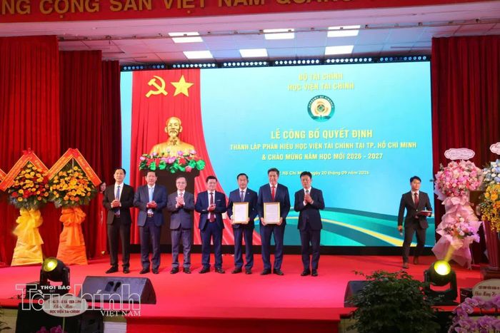 GS.TS. Lê Quân, Thứ trưởng Bộ Giáo dục và Đào tạo trao quyết định thành lập Phân hiệu cho Lãnh đạo Học viện Tài chính và Ban Giám đốc phân hiệu. Ảnh: Lạc Nguyên