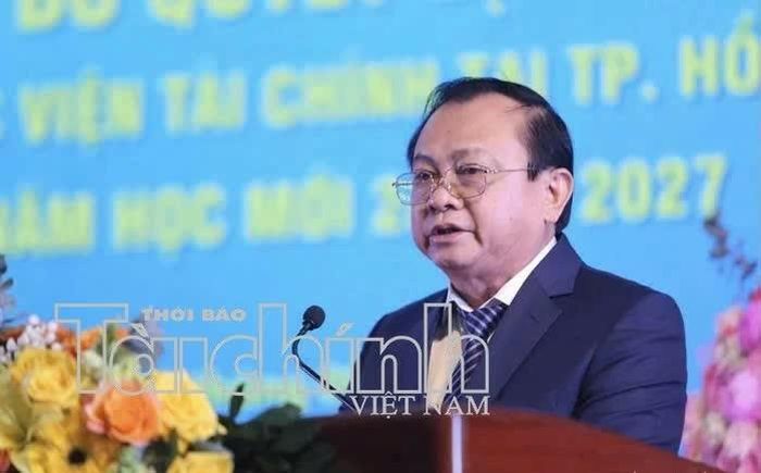 Thứ trưởng Bộ Tài chính Lê Tấn Cận chia sẻ tại buổi lễ ra mắt Phân hiệu. Ảnh: Lê Văn