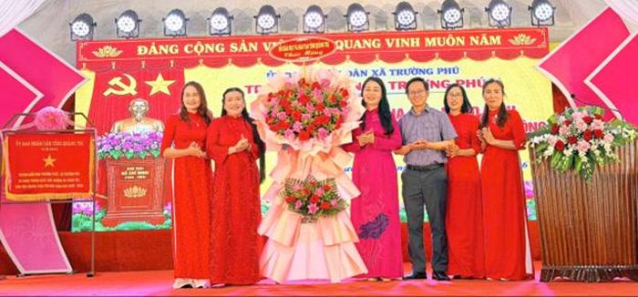Bà Mai Thị Liên Giang, Phó giám đốc Sở giáo dục Quảng Trị tặng hoa chúc mừng tập thể trường mầm non Trường Phú.