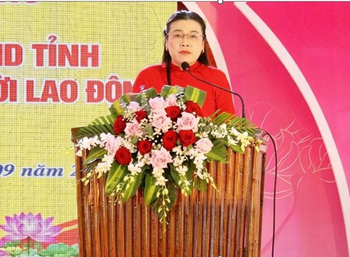 Cô Hoàng Thị Lài, Bí thư Đảng ủy, Hiệu trưởng trường Mầm non Trường Phú phát biểu tại buổi lễ.