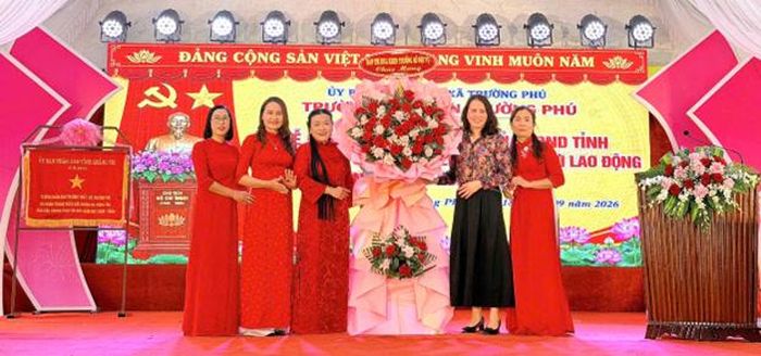 Bà Nguyễn Thị Hồng Minh, Phó Trưởng ban Thi đua Khen thưởng tỉnh tặng hoa chúc mừng tập thể trường mầm non Trường Phú.