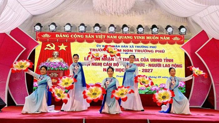 Tiết mục văn nghệ của các giáo viên nhà trường chúc mừng buổi lễ.