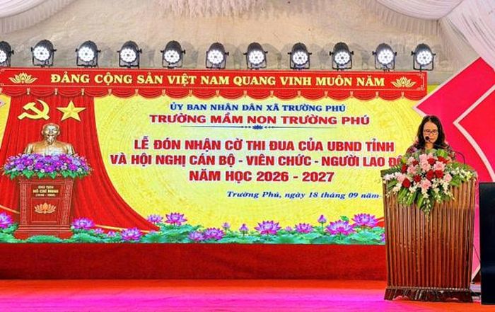 Bà Nguyễn Thị Hồng Minh, Phó Trưởng ban Thi đua Khen thưởng tỉnh đọc quyết định trao Cờ thi đua của UBND tỉnh Quảng Trị.