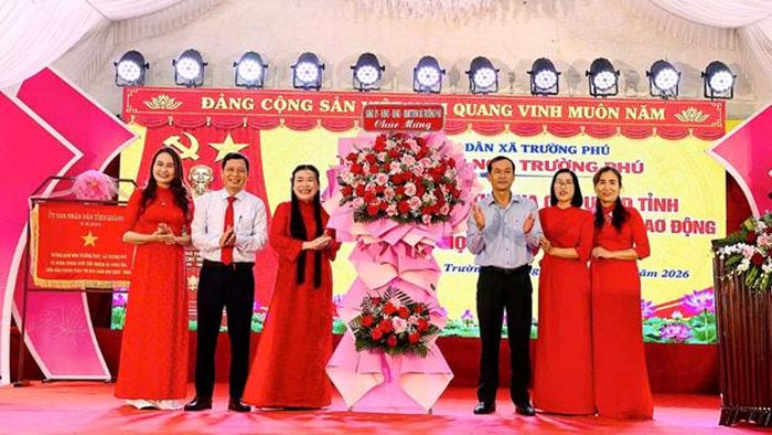 Ông Lê Văn Sơn, Chủ tịch UBND xã Trường Phú và Ông Phan Đình Tư, Phó Bí thư thường trực Đảng ủy xã Trường Phú tặng hoa chúc mừng tập thể trường mầm non Trường Phú.