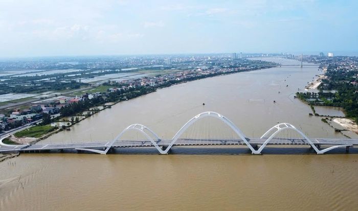 Giữa không gian sông nước rộng mở, những nhịp vòm thép trắng của cầu Nhật Lệ 3 uốn cong nối tiếp nhau như những cánh buồm căng gió vươn ra biển lớn.