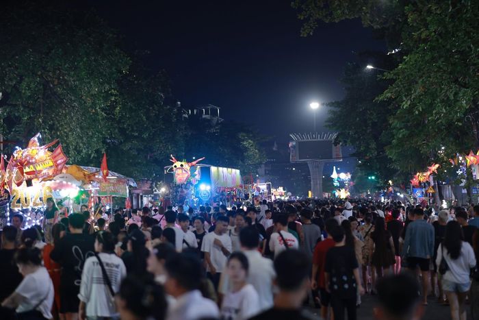 Người dân và du khách hào hứng với những mô hình đèn Trung thu Tuyên Quang đa sắc màu. Ảnh: Phan Long