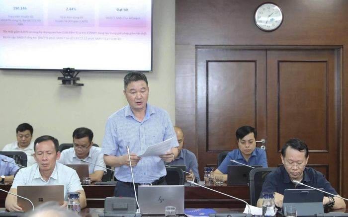 Quyền Tổng giám đốc EVNNPT Hoàng Xuân Khôi báo cáo kết quả hoạt động 8 tháng đầu năm 2026. Ảnh: EVN.