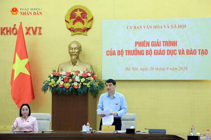 Chủ nhiệm Uỷ ban Văn hóa và Xã hội Nguyễn Đắc Vinh phát biểu khai mạc phiên giải trình