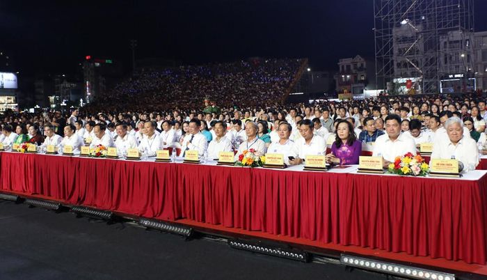 Các đại biểu tham dự chương trình nghệ thuật. Ảnh: H.Nga