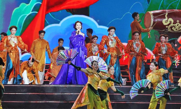 Ca sĩ Hòa Minzy thể hiện ca khúc "Giai điệu Việt Nam mình". Ảnh: H.Nga