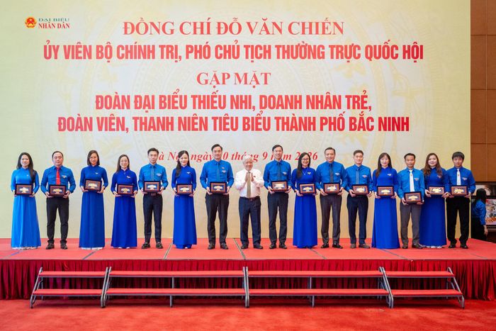 Phó Chủ tịch Thường trực Quốc hội Đỗ Văn Chiến đã trao quà tặng 15 cán bộ đại diện cho cán bộ Đoàn, Hội Doanh nhân trẻ và Bí thư Đoàn cơ cở của thành phố Bắc Ninh