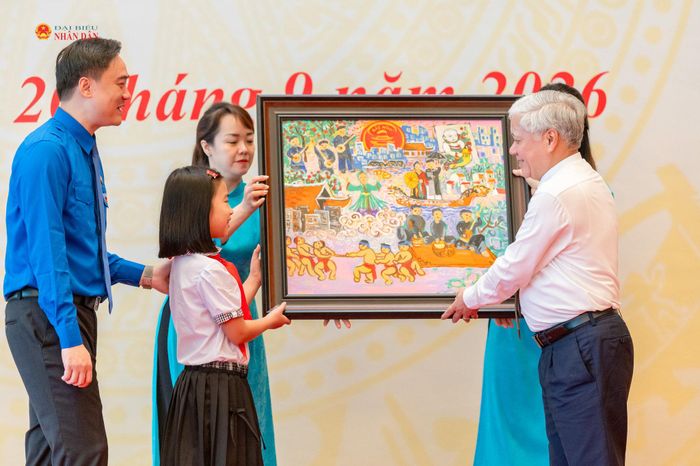 Đại diện các cháu thiếu nhi thành phố Bắc Ninh kính tặng Phó Chủ tịch Thường trực Quốc hội Đỗ Văn Chiến bức tranh do các cháu vẽ, thể hiện sinh động những nét văn hóa đặc sắc của quê hương Bắc Ninh