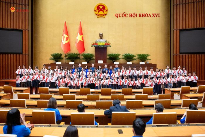 Đoàn đại biểu thiếu nhi, doanh nhân trẻ, đoàn viên, thanh niên tiêu biểu thành phố Bắc Ninh tham quan Hội trường Diên Hồng