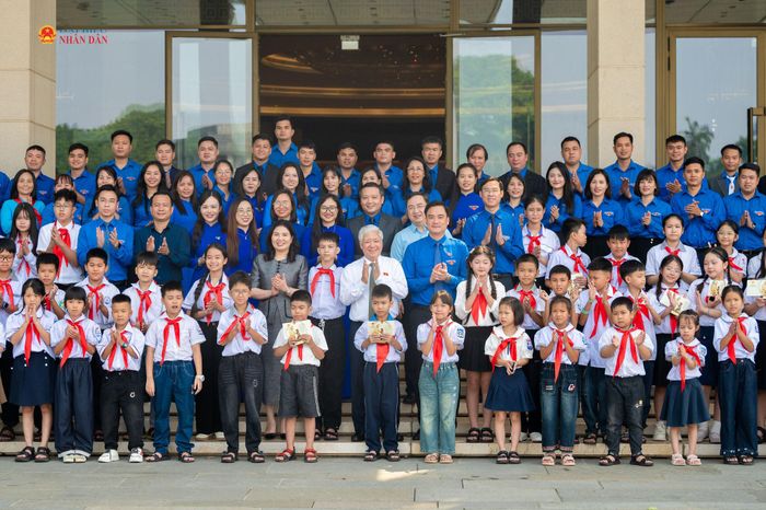 Phó Chủ tịch Thường trực Quốc hội Đỗ Văn Chiến với Đoàn đại biểu thiếu nhi, doanh nhân trẻ, đoàn viên, thanh niên tiêu biểu thành phố Bắc Ninh
