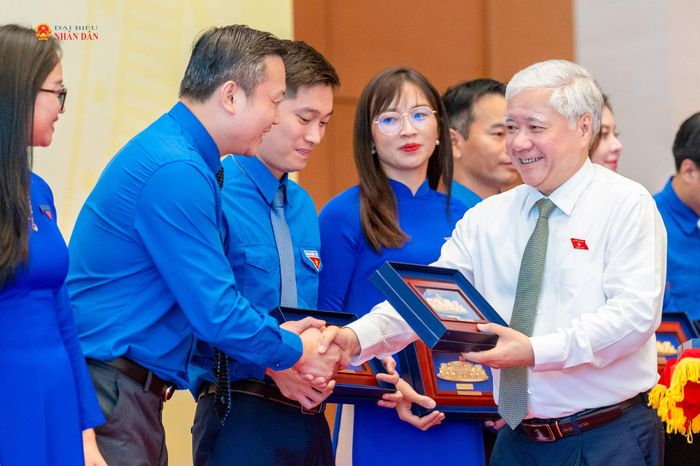 Phó Chủ tịch Thường trực Quốc hội Đỗ Văn Chiến trao quà tặng 15 cán bộ đại diện cho cán bộ Đoàn, Hội Doanh nhân trẻ và Bí thư Đoàn cơ cở của thành phố Bắc Ninh