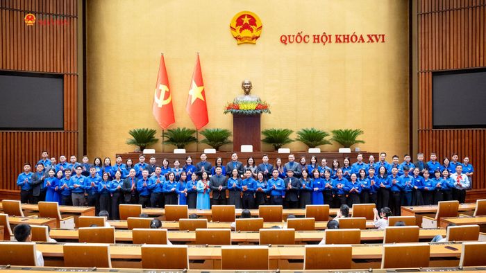 Đoàn đại biểu thiếu nhi, doanh nhân trẻ, đoàn viên, thanh niên tiêu biểu thành phố Bắc Ninh tham quan Hội trường Diên Hồng