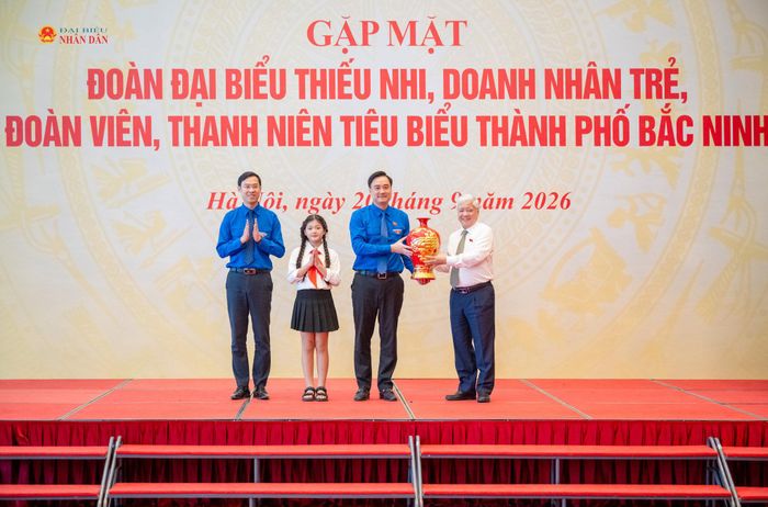Phó Chủ tịch Thường trực Quốc hội Đỗ Văn Chiến trao quà tặng Thành đoàn thành phố Bắc Ninh