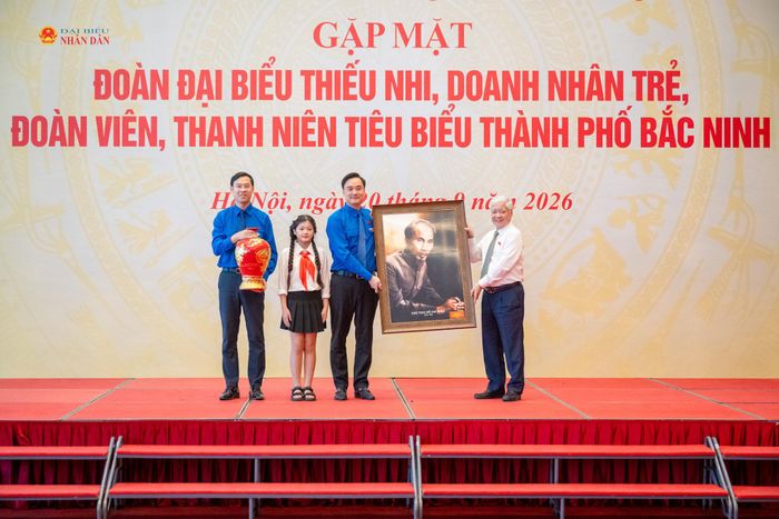 Phó Chủ tịch Thường trực Quốc hội Đỗ Văn Chiến trao quà tặng Thành đoàn thành phố Bắc Ninh